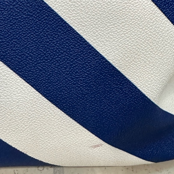 Dooney and Bourke Chevron purse! I’m amazing condition . - Picture 7 of 7